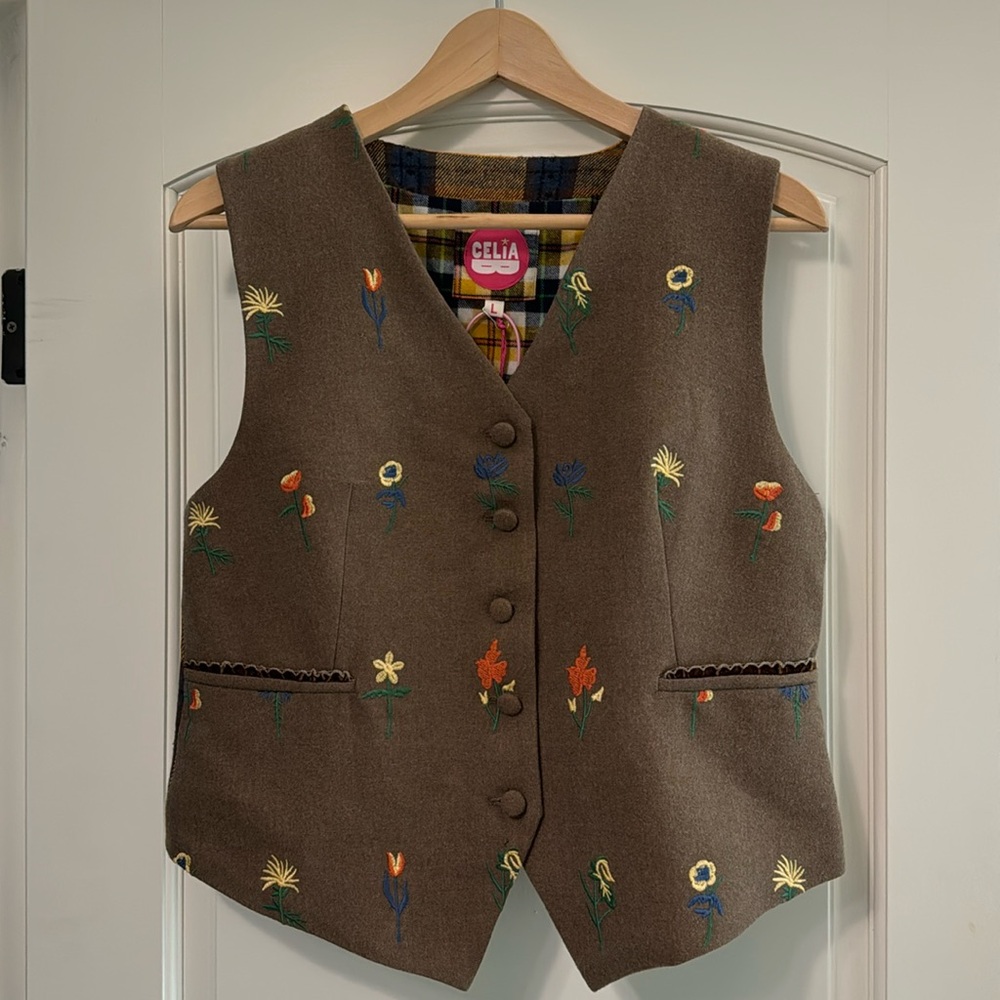 CeliaB size L Chestnut embroidered vest / Cute scallop detail/Fall Colors! NWT!